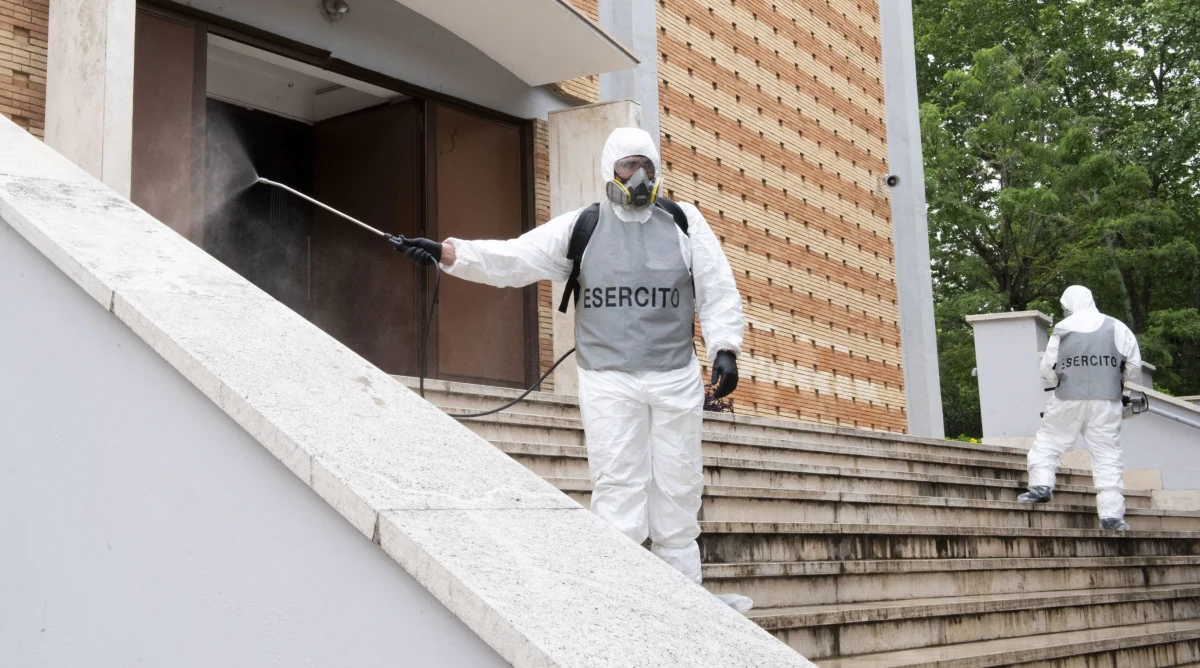 We Włoszech w ciągu ostatniej doby zmarły 262 osoby zakażone koronawirusem - podała Obrona Cywilna w komunikacie. Bilans ofiar śmiertelnych epidemii wzrósł do 31 368. W porównaniu ze środą znacznie wzrosła dobowa liczba zgonów; dzień wcześniej było ich 195.