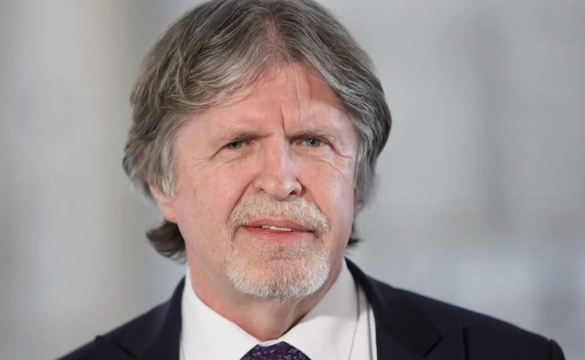 Poseł Porozumienia Jarosława Gowina i były szef NFZ Andrzej Sośnierz twierdzi, że rząd może sterować wynikami testów na koronawirusa. Jak mówi polityk w rozmowie z "Dziennikiem Zachodnim", jego zdaniem krzywa zachorowań jest "wypłaszczana sztucznie".