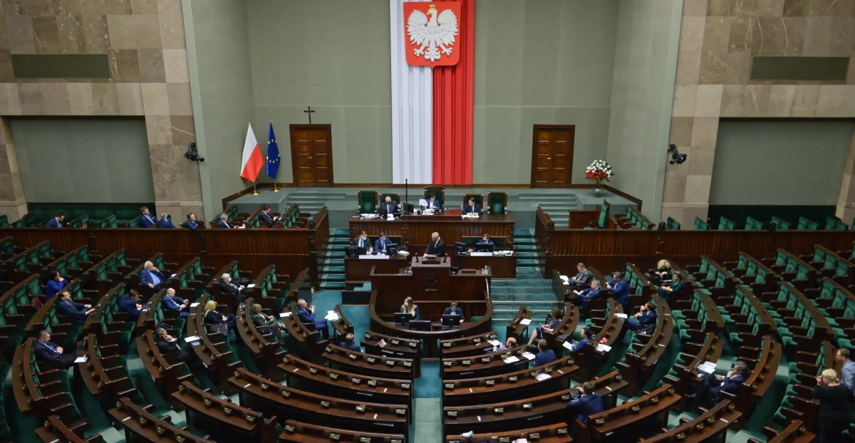 Sejm w czwartek poparł część poprawek Senatu do nowelizacji tarczy antykryzysowej, tzw. Tarczy 3.0. Dotyczyły one m.in. ulgi w składkach na ZUS dla samozatrudnionych. Posłowie nie zgodzili się jednak, by wykreślić z ustawy przepisy dot. prezesa UKE.