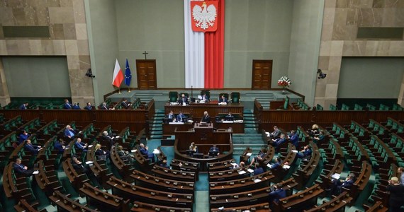 Sejm w czwartek poparł część poprawek Senatu do nowelizacji tarczy antykryzysowej, tzw. Tarczy 3.0. Dotyczyły one m.in. ulgi w składkach na ZUS dla samozatrudnionych. Posłowie nie zgodzili się jednak, by wykreślić z ustawy przepisy dot. prezesa UKE.