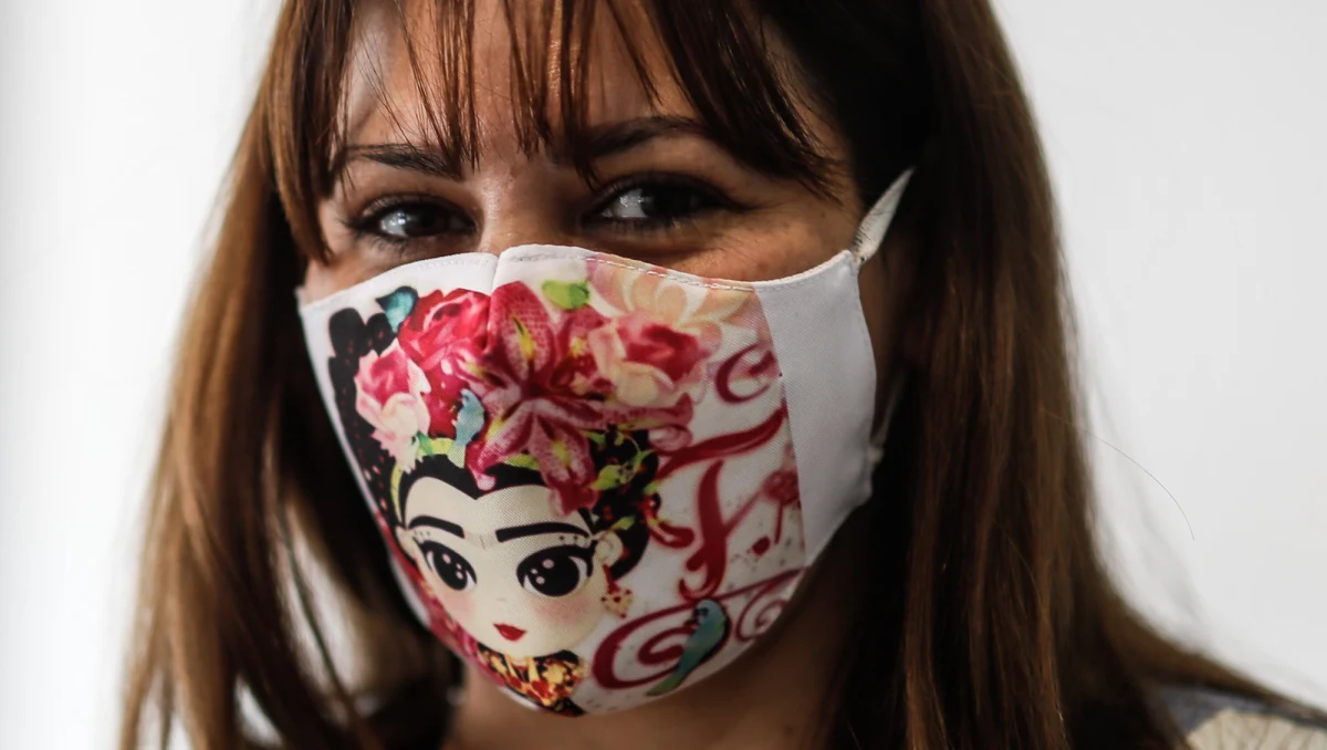 Maseczki wykonane z łatwo dostępnych tkanin, jak bawełna czy poliester nie zabezpieczają ich użytkownika przed koronawirusem, ale mogą ochronić innych przed zarażeniem. Poliester jest skuteczniejszym materiałem niż bawełna – potwierdzają wyniki badań opublikowane w czwartek w Finlandii.