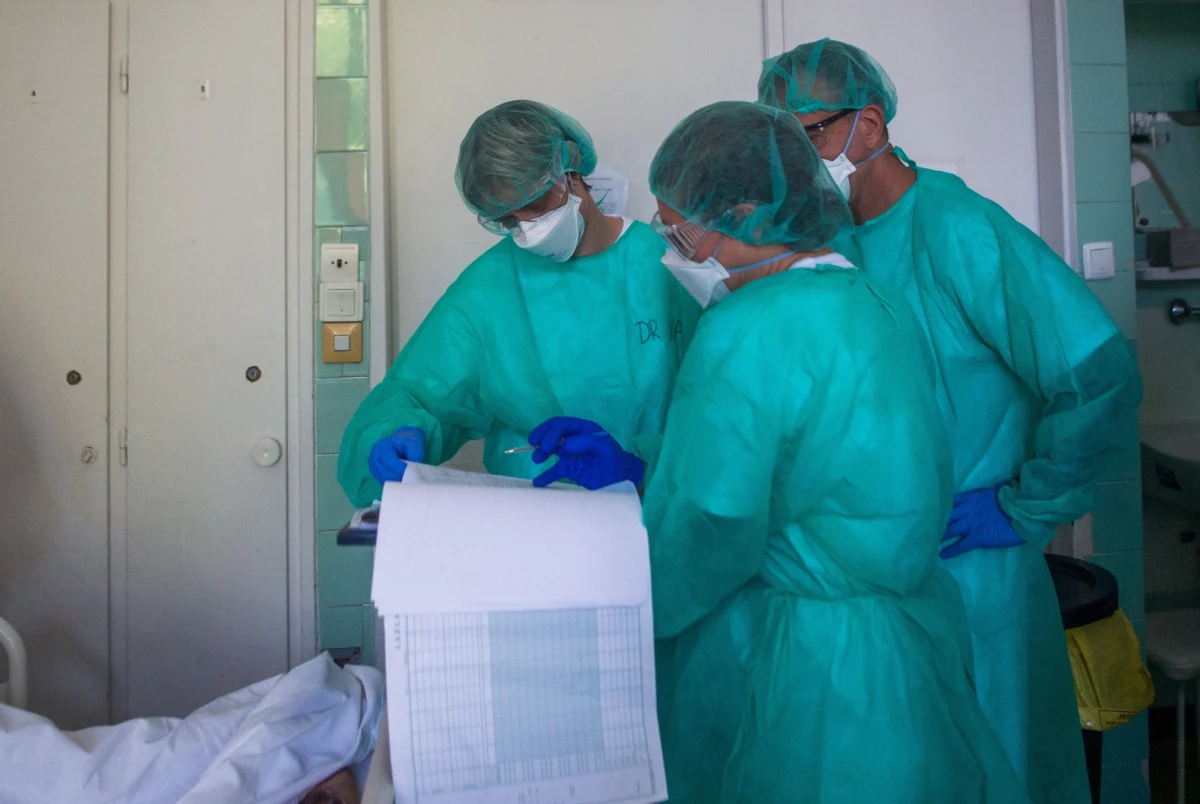 ​Według danych Uniwersytetu Johnsa Hopkinsa z Baltimore na całym świecie na Covid-19 zmarło już ponad 300 tys. osób. Najwięcej zgonów jest w Stanach Zjednoczonych - ponad 85 tys., a w czterech krajach zmarło ponad 20 tys. osób - w Wielkiej Brytanii, Włoszech, Francji i Hiszpanii.