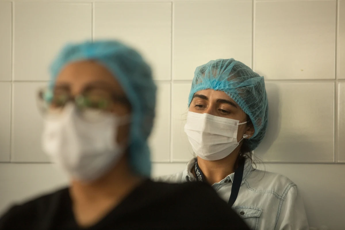 Resort zdrowia odnotował w piątek 401 nowych przypadków koronawirusa w Polsce. 24 osoby zmarły. Aktualny bilans pandemii w naszym kraju to 18 016 zakażonych oraz 907 zmarłych. Dotychczas wyzdrowiało 6 918 osób zakażonych COVID-19.