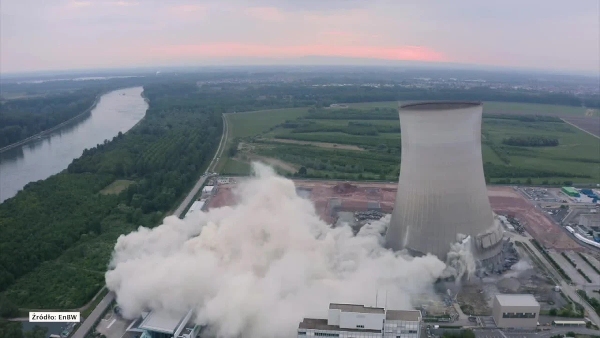 Dwie gigantyczne chłodnie kominowe zostały wysadzone w zamkniętej elektrowni jądrowej w Phillipsburgu, w południowo-zachodnich Niemczech. W każdej z nich wywiercono około 1100 otworów, które wypełniono materiałem wybuchowym.