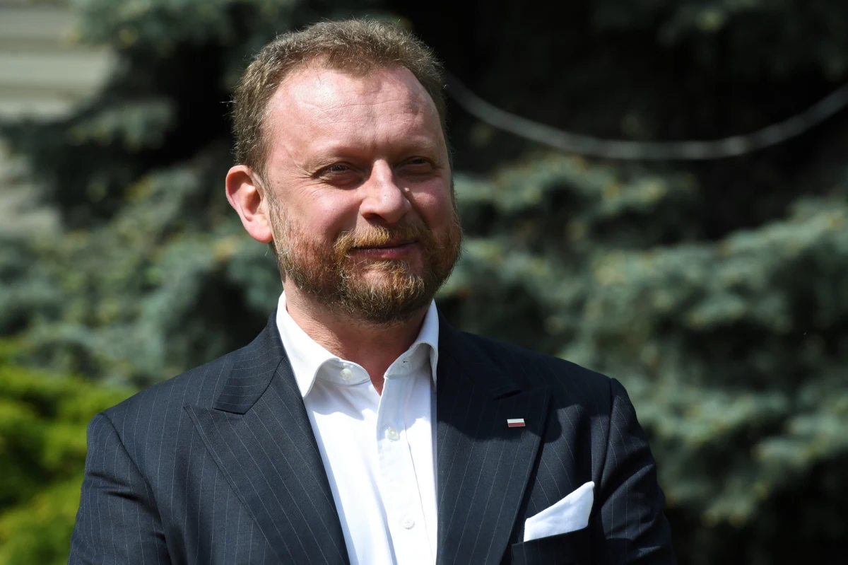 Takie instytucje i organizacje jak Komisja Europejska lub Wielka Orkiestra Świątecznej Pomocy, które w dobrej wierze kierowały do medyków maseczki niespełniające norm, zostały oszukane - ocenił szef MZ Łukasz Szumowski. Zastrzegł jednak, że nie ma w tym winy KE lub WOŚP.
