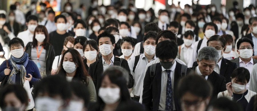 Po zniesieniu stanu wyjątkowego w 39 z 47 prefektur Japonii premier kraju Shinzo Abe ponownie wezwał do zachowania ostrożności oraz przestrzegł, że trzeba się szykować na drugą i trzecią falę epidemii koronawirusa - przekazała publiczna stacja NHK.