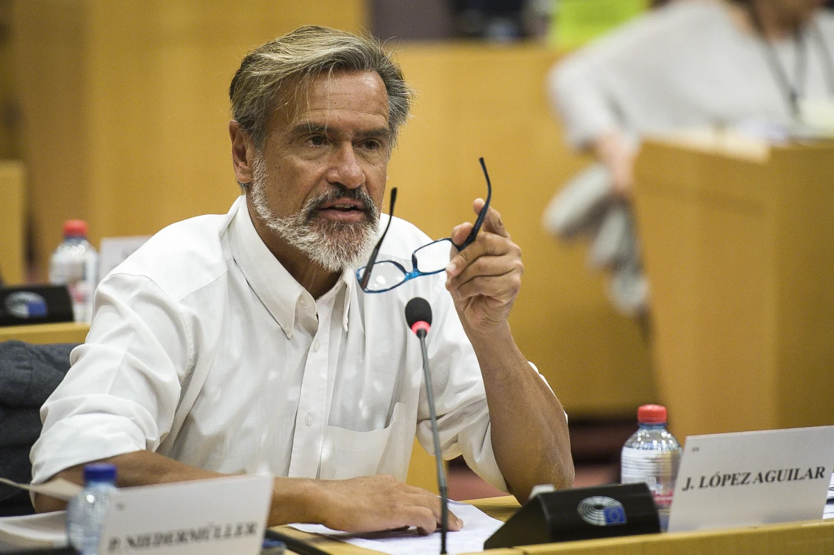 Szef komisji wolności obywatelskich Parlamentu Europejskiego chce zaostrzyć wobec Polski procedurę art. 7 Traktatu Unii Europejskiej. Eurodeputowany Juan Fernando Lopez Aguilar przygotował niesłychanie krytyczny wobec stanu polskiej demokracji projekt raportu. Będzie on stanowiskiem całego PE. Dokument zdobyła dziennikarka RMF FM Katarzyna Szymańska-Borginon. 