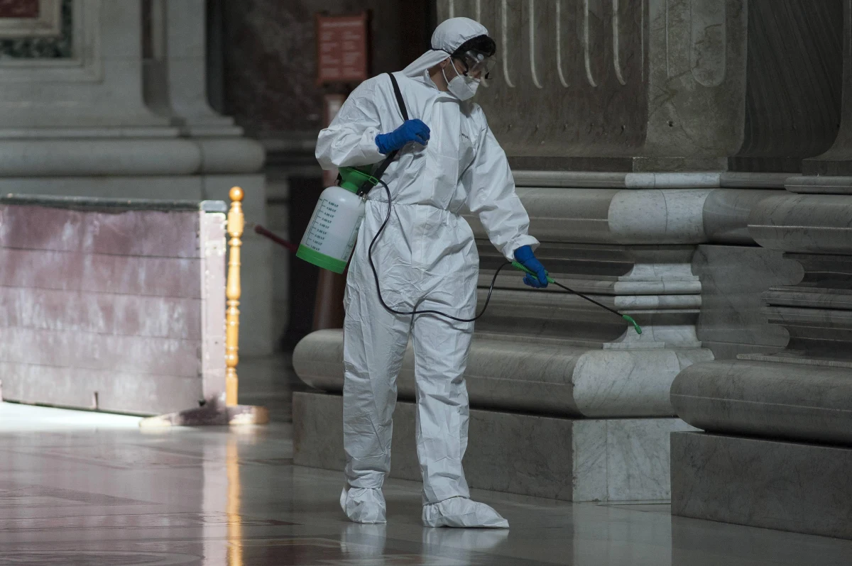 W poniedziałek bazylika Świętego Piotra zostanie otwarta dla turystów i wiernych - poinformował Watykan. W piątek przeprowadzono tam dezynfekcję. Podobne prace zaplanowano też w pozostałych papieskich bazylikach przed ich otwarciem.