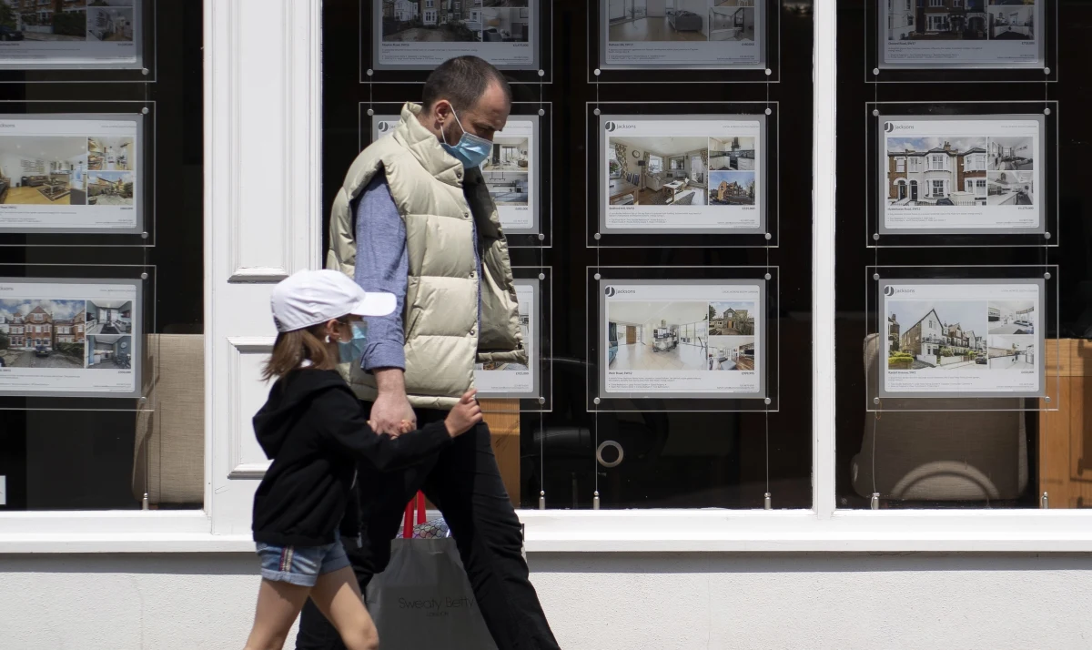 Liczba ofiar śmiertelnych Covid-19 w Wielkiej Brytanii wzrosła w ciągu ostatniej doby o 384, do 33 998 - poinformowało w piątek ministerstwo zdrowia tego kraju. Wskaźnik reprodukcji wirusa wynosi między 0,7 a 1 - podali naukowi doradcy rządu.