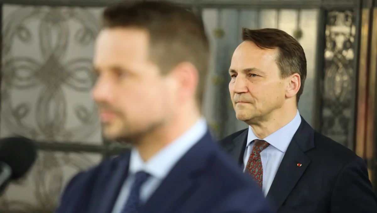 Zarząd krajowy PO ustalił, kto w wyborach prezydenckich zajmie miejsce Małgorzaty Kidawy-Błońskiej. Chociaż jako faworyta wskazywano włodarza Warszawy Rafała Trzaskowskiego, rękawicę podjął także europoseł Radosław Sikorski:  „Gdy zobaczył, że dyskusja była na korzyść Trzaskowskiego, zrezygnował z poddania się głosowaniu” – uchyla rąbka tajemnicy Sławomir Neumann z PO. O obradach pisze Jakub Szczepański z Interii.