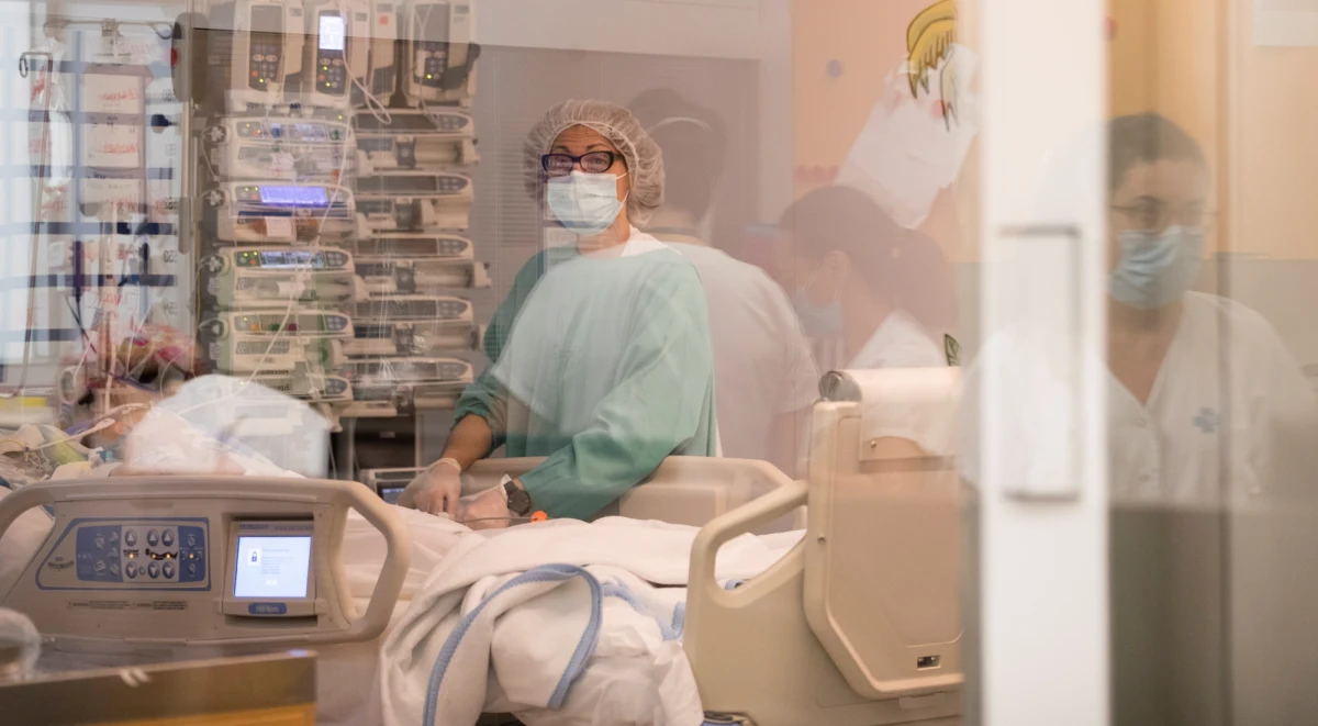 Szef Światowej Organizacji Zdrowia (WHO) Tedros Adhanom Ghebreyesus podał w piątek, że WHO bada związek Covid-19 z diagnozowanym u dzieci zespołem zapalnym podobnym do choroby Kawasakiego. Choroba pojawiła się już w Wielkiej Brytanii, USA, Francji, Włoszech i Hiszpanii.