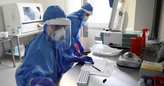 W sobotę w Polsce odnotowano 241 zakażeń koronawirusem, a 8 osób zmarło. Od początku pandemii w naszym kraju zarejestrowano 18 257 przypadków Covid-19 oraz 915 zgonów. Łącznie 7175 osób wyzdrowiało.