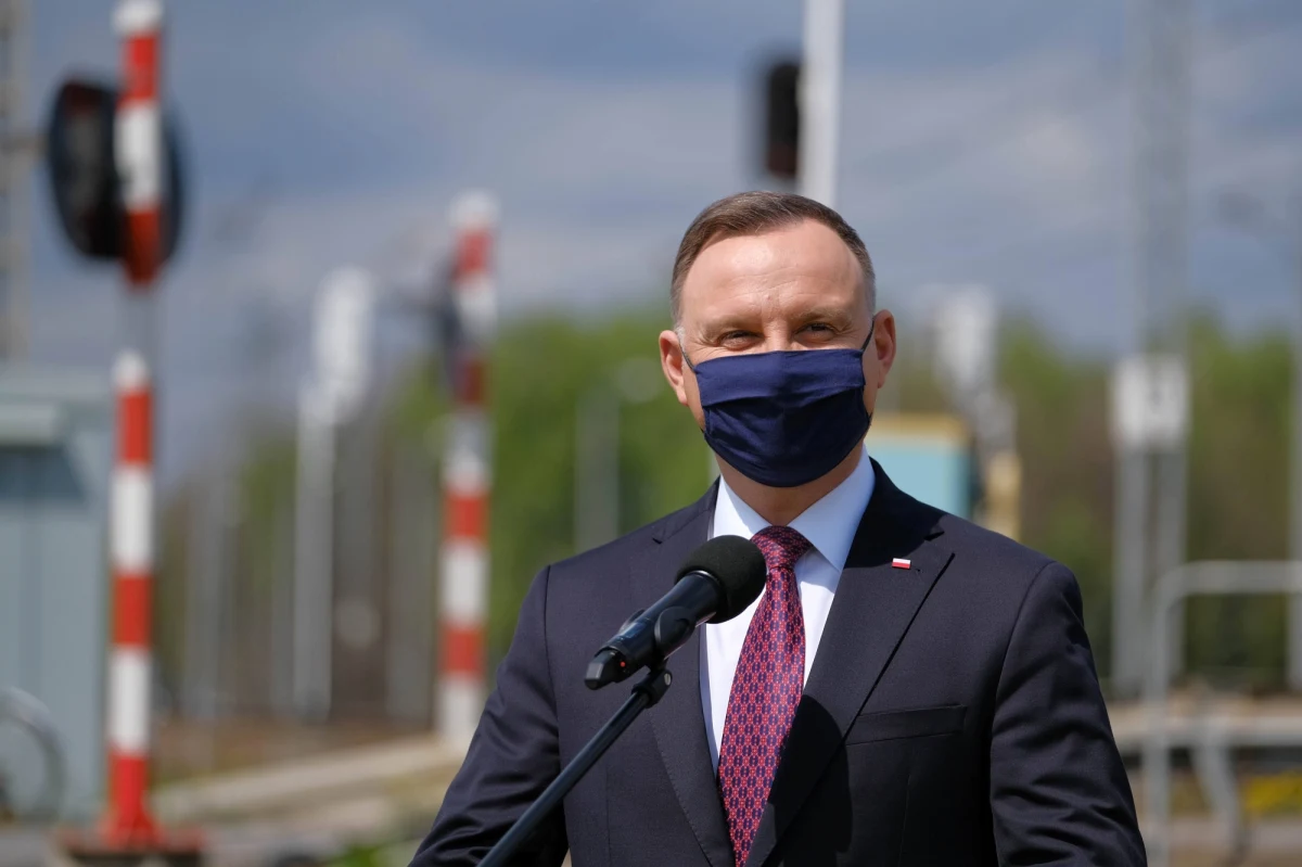 Znamy wyniki pierwszego sondażu po oficjalnym ogłoszeniu przez Platformę Obywatelską kandydatury Rafała Trzaskowskiego. Według badania United Surveys dla RMF FM i „Dziennika Gazety Prawnej” Trzaskowski może liczyć na 14 proc. poparcia, co oznacza, że to właśnie on ma największe szansę na walkę z Andrzejem Dudą w drugiej turze wyborów prezydenckich. Tuż za przedstawicielem Platformy Obywatelskiej plasuje się Szymon Hołownia. Urzędujący prezydent może liczyć na poparcie rzędu 43,7 proc.