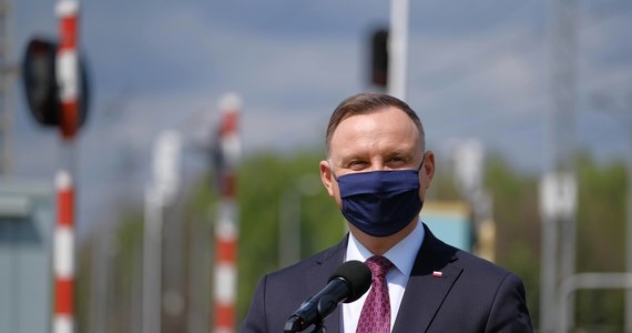 Znamy wyniki pierwszego sondażu po oficjalnym ogłoszeniu przez Platformę Obywatelską kandydatury Rafała Trzaskowskiego. Według badania United Surveys dla RMF FM i „Dziennika Gazety Prawnej” Trzaskowski może liczyć na 14 proc. poparcia, co oznacza, że to właśnie on ma największe szansę na walkę z Andrzejem Dudą w drugiej turze wyborów prezydenckich. Tuż za przedstawicielem Platformy Obywatelskiej plasuje się Szymon Hołownia. Urzędujący prezydent może liczyć na poparcie rzędu 43,7 proc.