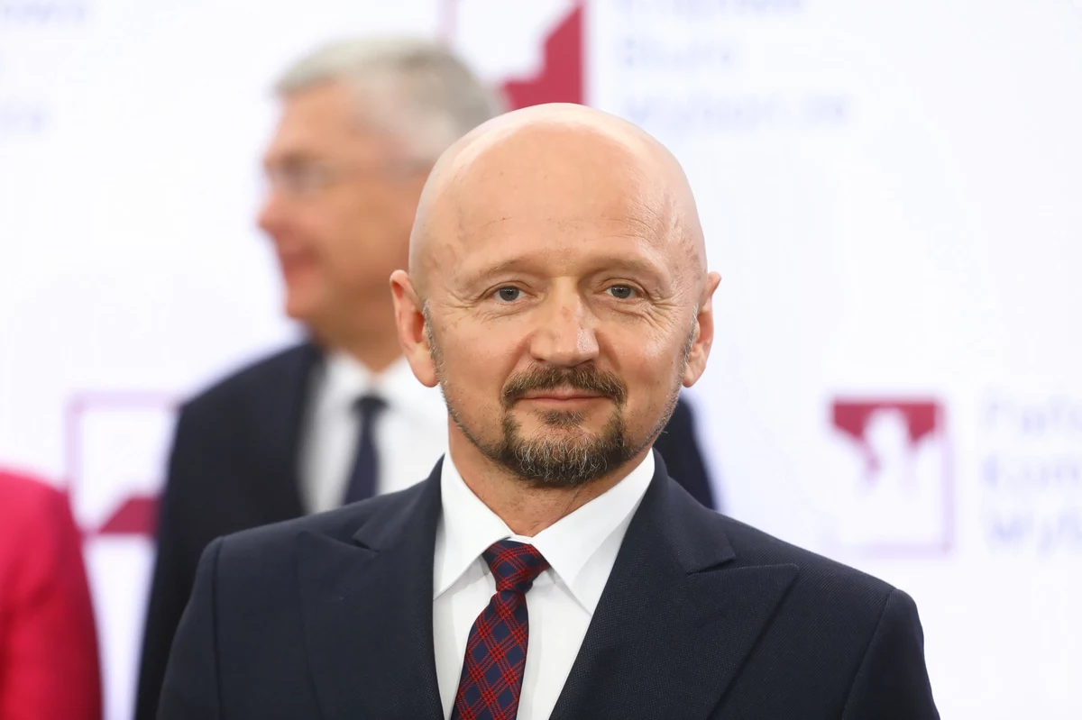 Senator Koalicji Obywatelskiej został obezwładniony przez policję podczas protestu przedsiębiorców w Warszawie - donosi Onet. Jak czytamy na portalu, Bury miał zostać przewrócony na ziemię i wyprowadzony z tłumu do radiowozu. Policja dementuje, że doszło do zatrzymania. 