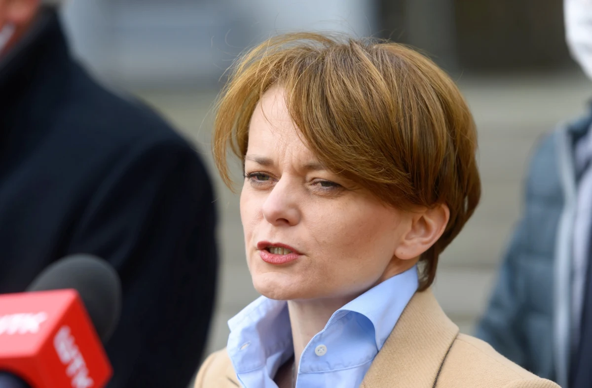 Porozumienie z "firmy rodzinnej" musi się przerodzić w profesjonalną korporację; potrzebujemy sprawnej organizacji, decyzji podejmowanych na forum ciał statutowych - napisała wiceszefowa Porozumienia Jadwiga Emilewicz w liście do działaczy partii. Zaapelowała też o wsparcie w wyborach Andrzeja Dudy.