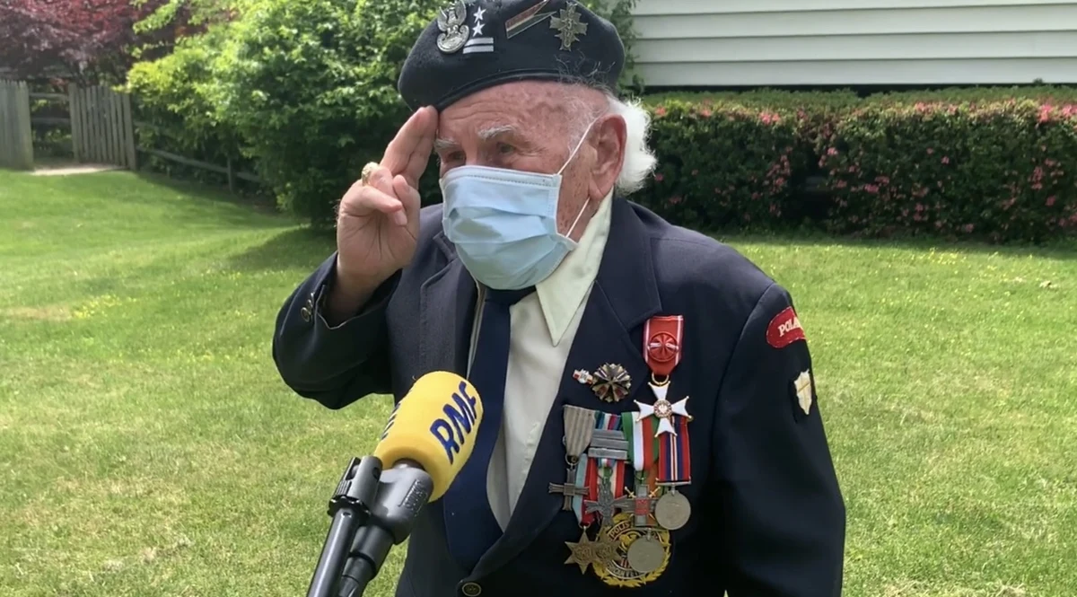 Łzy bohatera i wiele radości przyniosła akcja zorganizowana przez Polonię w USA dla weterana bitwy o Monte Cassino pułkownika Romualda Lipińskiego. Pod dom 95-letniego byłego żołnierza 2. Korpusu Polskiego podjechali nasi rodacy mieszkający w okolicy amerykańskiej stolicy, by podziękować mu za jego służbę. Oczywiście ze względu na panującą epidemię, zachowano dystans społeczny. 