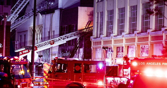 W centrum Los Angeles doszło w sobotę wieczorem czasu lokalnego do eksplozji i dużego pożaru. Jak poinformowały miejscowe władze, ogień przeniósł się na wiele budynków. Ucierpiało 11 strażaków.