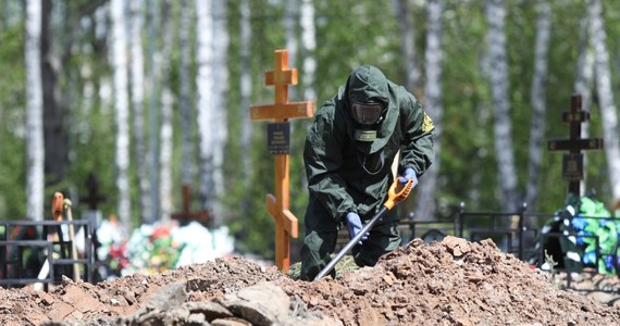 Liczba zakażeń koronawirusem w Rosji sięgnęła w niedzielę 281 752, po wykryciu 9 709 nowych przypadków w ciągu ostatniej doby. Covid-19 stał się przyczyną zgonu 97 kolejnych osób i liczba ofiar śmiertelnych podniosła się do 2631.