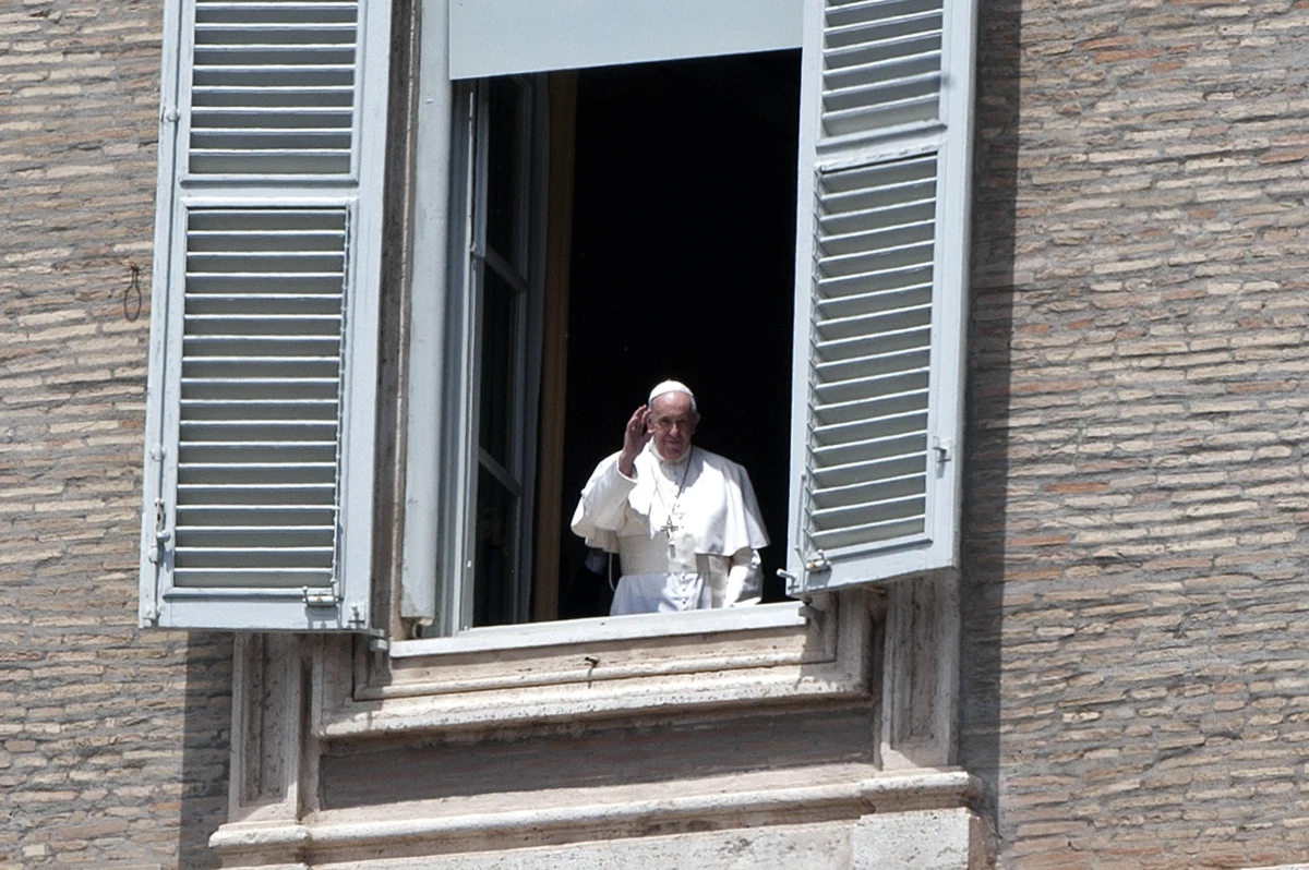 Papież Franciszek, zwracając się do wiernych na całym świecie za pośrednictwem watykańskich mediów, mówił o przypadającej w poniedziałek setnej rocznicy urodzin św. Jana Pawła II. "Wspominamy go z wielką miłością i uznaniem" - podkreślił po modlitwie w Watykanie.