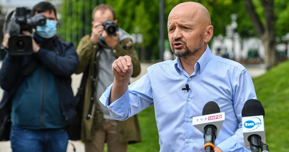 Senator Jacek Bury (KO) wystąpi do MSWiA o materiały z sobotniej manifestacji przedsiębiorców w Warszawie, podczas której, jak twierdzi, został zatrzymany przez policję. Stołeczna policja utrzymuje, że senatora nie zatrzymano.