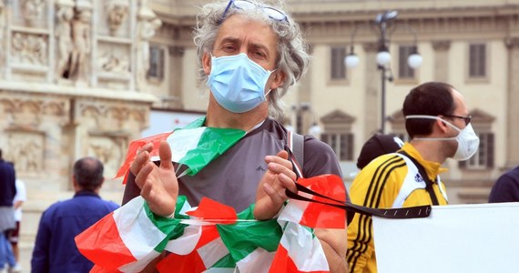 145 osób zakażonych koronawirusem zmarło ostatniej doby we Włoszech - podała w niedzielę Obrona Cywilna w codziennym komunikacie. Tym samym bilans wzrósł do 31908. Liczba osób obecnie zakażonych spadła poniżej 70 tysięcy.