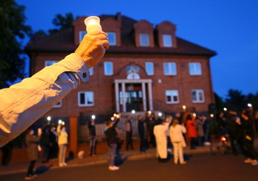 "Nie zgadzamy się na milczenie Kościoła i państwa". Protest przed kurią w Kaliszu