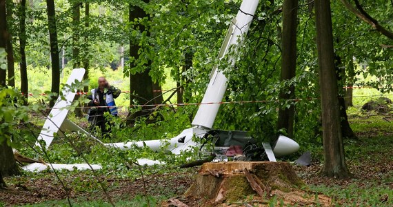 W lesie w okolicy miejscowości Szczury spadł na ziemię szybowiec. Służby zostały powiadomione przez świadków wypadku. Okazało się, że za sterami siedziała 60-letnia kobieta, która z ogólnymi potłuczeniami została przewieziona do szpitala.