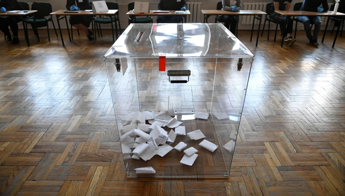 ​Polacy, by wybrać prezydenta, wolą iść do urn. Tylko niespełna 6 proc. badanych jako formę głosowania wskazuje wybory wyłącznie korespondencyjne - wynika z sondażu United Surveys dla RMF FM i "Dziennika Gazety Prawnej".