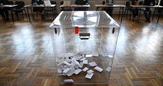 ​Polacy, by wybrać prezydenta, wolą iść do urn. Tylko niespełna 6 proc. badanych jako formę głosowania wskazuje wybory wyłącznie korespondencyjne - wynika z sondażu United Surveys dla RMF FM i "Dziennika Gazety Prawnej".