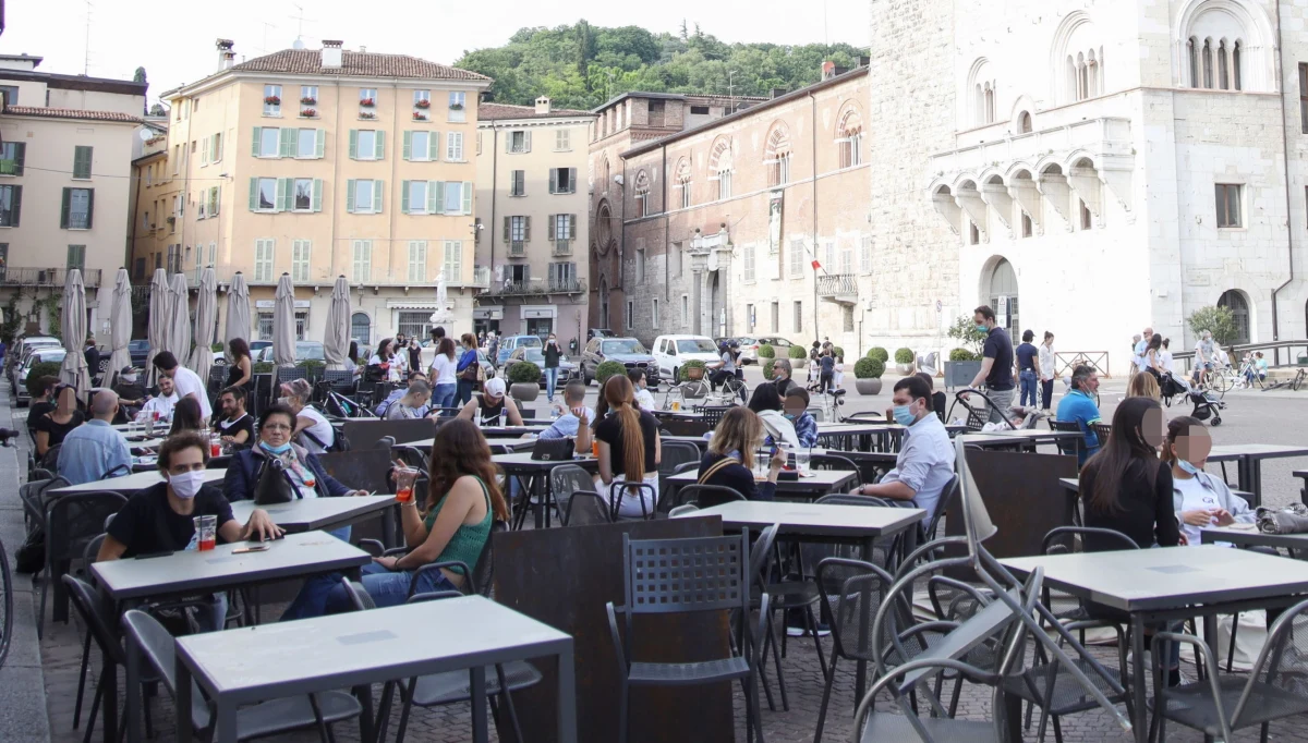 "Koniec kwarantanny" - tak rzymski dziennik "La Repubblica" podsumowuje dalsze odmrażanie gospodarki kraju po 2 miesiącach zamknięta. Dziś działalność wznawia 800 tys. firm, lokali gastronomicznych i usługowych oraz sklepów.