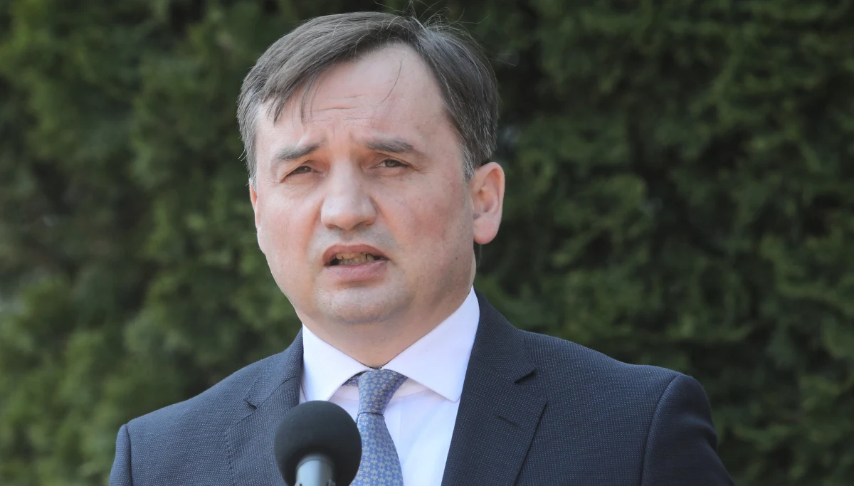 Wybory należało przeprowadzić w maju; tak sądziłem wcześniej i tak sądzę dziś; głosowanie na przełomie czerwca i lipca oznacza stratę czasu na długą kampanię; czeka nas ciężka bitwa o Polskę, o wszystko - powiedział tygodnikowi "Sieci" minister sprawiedliwości Zbigniew Ziobro.