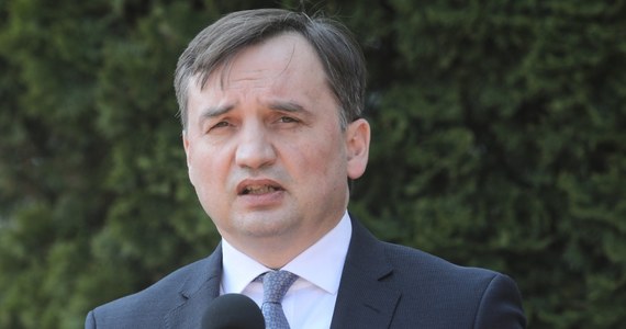 Wybory należało przeprowadzić w maju; tak sądziłem wcześniej i tak sądzę dziś; głosowanie na przełomie czerwca i lipca oznacza stratę czasu na długą kampanię; czeka nas ciężka bitwa o Polskę, o wszystko - powiedział tygodnikowi "Sieci" minister sprawiedliwości Zbigniew Ziobro.