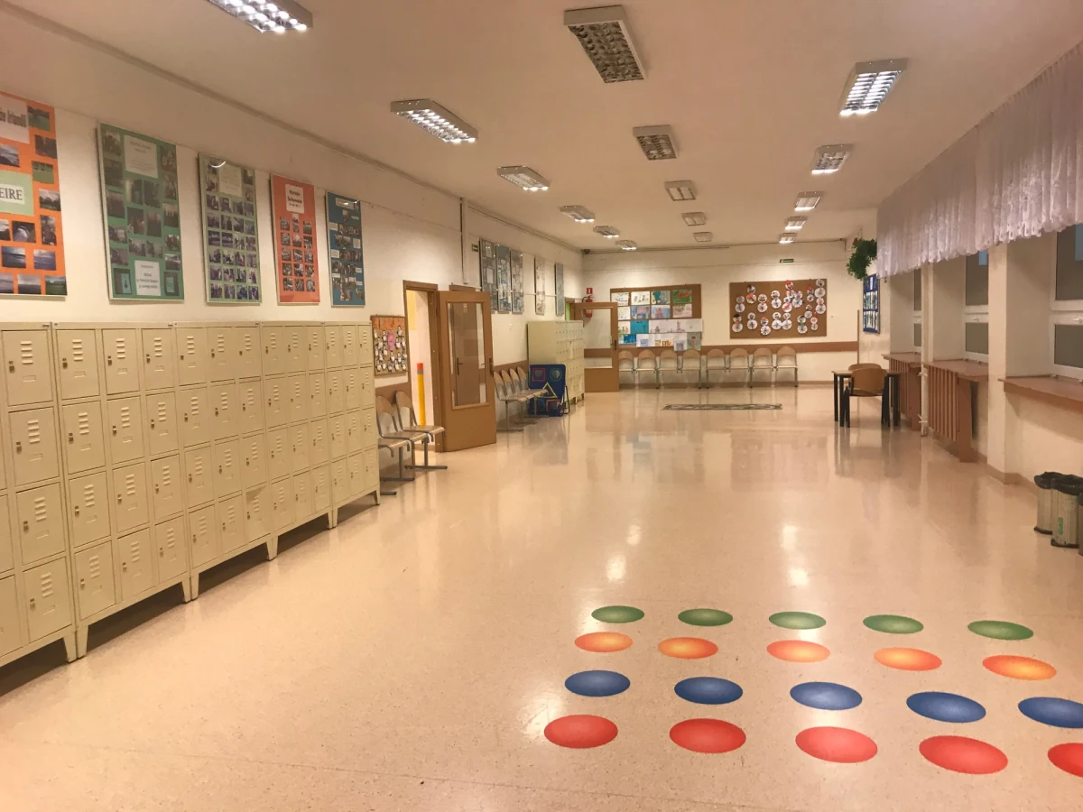 Od dziś mogą być prowadzone m.in. zajęcia praktyczne dla słuchaczy ostatnich semestrów szkół policealnych, a także zajęcia specjalistyczne m.in. z dziećmi mającymi opinię o potrzebie wczesnego wspomagania rozwoju.