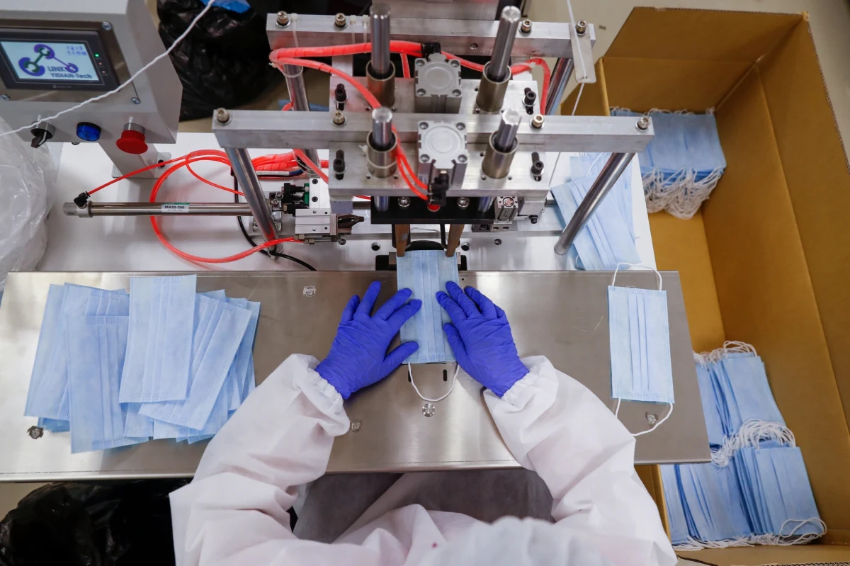 Mimo że Ministerstwo Zdrowia powiadomiło CBA o zakupie 120 tys. maseczek, Biuro nie zablokowało transakcji i nie zrobiło nic z tą wiedzą. Sprawę bada prokuratura - pisze "Rzeczpospolita".
