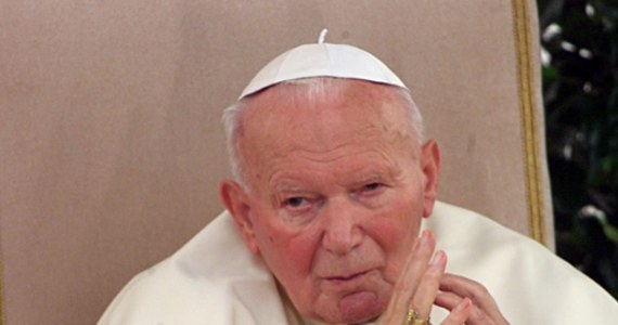 Papież Franciszek powiedział podczas mszy w 100. rocznicę urodzin św. Jana Pawła II, że był on "człowiekiem Boga", modlitwy i bliskości z ludem. "Był człowiekiem, który chciał sprawiedliwości społecznej, sprawiedliwości dla ludów" - mówił. W mszy przy grobie polskiego papieża w bazylice Świętego Piotra uczestniczyło około 20 osób.