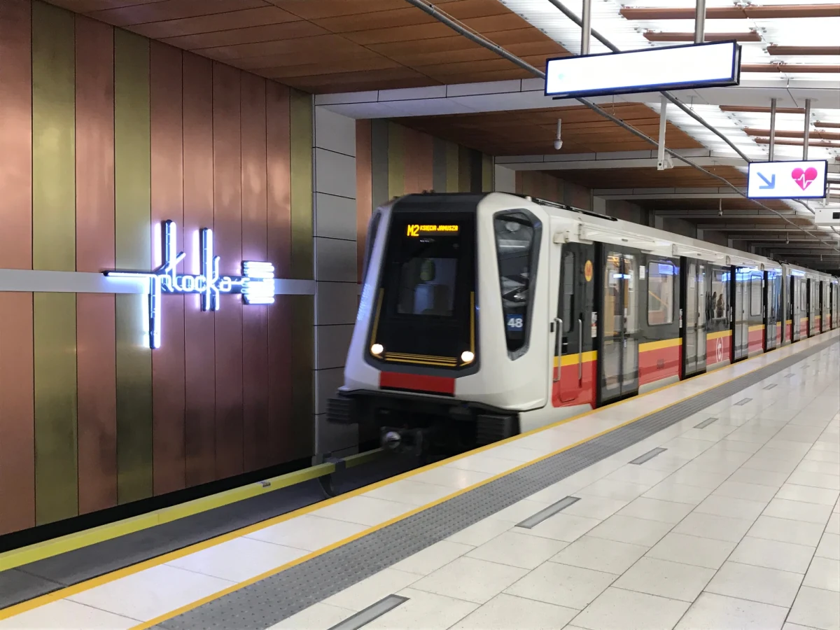 Weszły w życie zmiany dotyczące obliczania maksymalnej liczby pasażerów w środkach transportu publicznego. Na pokład może wejść tyle osób, ile wynosi połowa miejsc siedzących albo tyle, ile wynosi 30 proc. wszystkich miejsc, czyli stojących i siedzących.