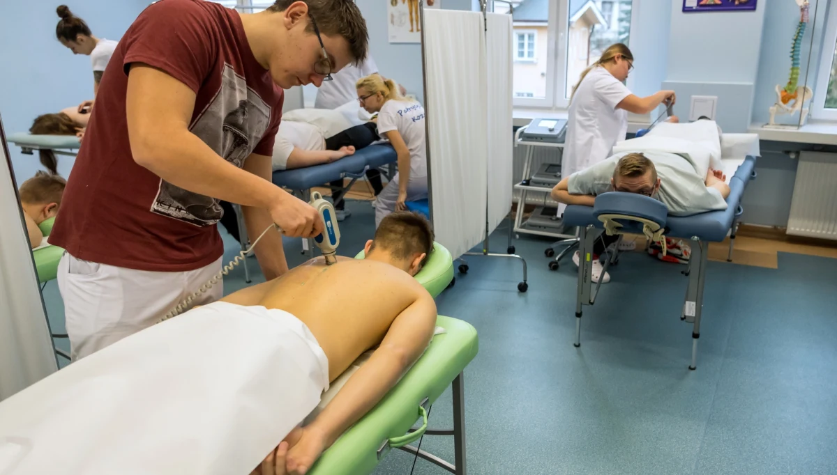 Krajowa Izba Fizjoterapeutów domaga się urealnienia wyceny fizjoterapii we wszystkich zakresach. Konieczność zmiany wyceny tych świadczeń wynika m.in. z kosztów związanych z przystosowaniem do zasad bezpieczeństwa w związku z epidemią koronawirusa - podkreśliła KIF. 