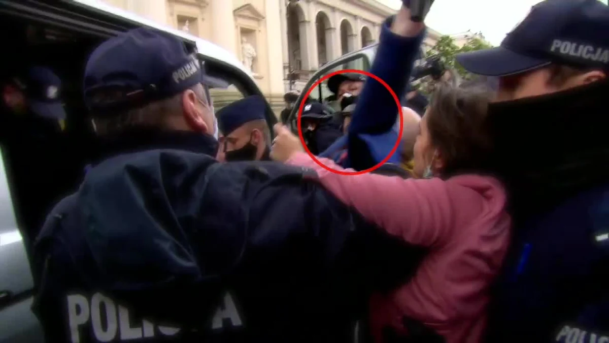 Wydział kontroli Komendy Stołecznej Policji wyjaśnia okoliczności zatrzymania senatora Koalicji Obywatelskiej Jacka Burego podczas sobotniego protestu przedsiębiorców w Warszawie. Funkcjonariusze zatrzymali w sumie ponad 380 osób. Policjanci przekonują, że prawidłowo zachowywali się podczas zatrzymań i wobec senatora.