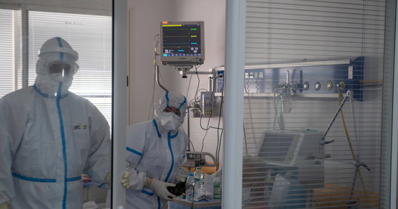 Powstał prototyp hełmu, wspierający oddychanie m.in. u pacjentów z COVID-19. Kilka różnych wariantów hełmu testują obecnie lekarze i studenci WUM. Po badaniach i certyfikacji urządzenia mogą trafić do polskich szpitali.