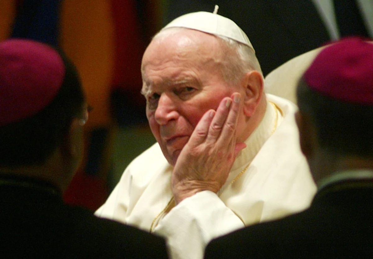 Sztuka opowiada o Karolu Wojtyle zanim został Świętym Janem Pawłem II. Ze względu na zainteresowania teatralne Karola Wojtyły, pokazuje również aktorskie przesądy, których aktorzy przestrzegają także w dzisiejszych czasach. W spektaklu widz znajdzie ciekawostki z życia Karola Wojtyły, m.in. zamiłowanie do sportu oraz wiele cytatów "Naszego Papieża". Spektakl pokazuje siłę przebaczenia oraz łączenia pokoleń, które mimo różnic potrafią mówić jednym językiem.