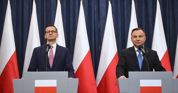 Obiecywane przez rząd i prezydenta podniesienie zasiłku dla bezrobotnych będzie kosztowało nawet 5,5 miliarda złotych - takie są wyliczenia ekonomistów. Pojawić ma się również nowy, dodatkowy zasiłek. Na razie jednak rządzący czekają - jak usłyszał dziennikarz RMF FM: na dobry moment w kampanii prezydenckiej.