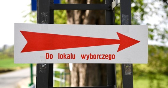 Uchwała Państwowej Komisji Wyborczej ws. prezydenckich wyborów-widmo z 10 maja wciąż nie została opublikowana w Dzienniku Ustaw - mimo że od jej wydania minął tydzień. Dokument utknął w kancelarii premiera - a dopiero po jego publikacji marszałek Sejmu będzie mogła ogłosić nowy termin wyborów.