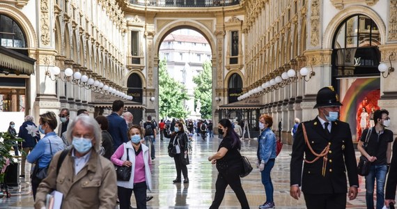 Nowe zakażenia koronawirusem spadną do zera w Lombardii w połowie sierpnia - taką prognozę przedstawiło w poniedziałek w Rzymie obserwatorium zdrowia we włoskich regionach. Według tych hipotez wirus zostanie ujarzmiony najpierw w prowincjach Bolzano i Trydent. Jak zapewnił szef włoskiego MSZ – kraj gotowy jest na przyjmowanie turystów już od 3 czerwca.