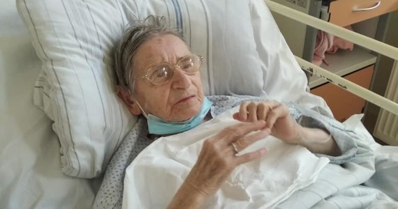 103-letnia pacjentka pokonała koronawirusa i opuściła jednoimienny szpital zakaźny w Kędzierzynie-Koźlu. Jak powiedział dziennikarzom zastępca dyrektora szpitala ds. medycznych Jacek Mazur, 103-latka jest najstarszym ozdrowieńcem w Polsce i prawdopodobnie najstarszą kobietą w Europie, która zwalczyła SARS-CoV-2.