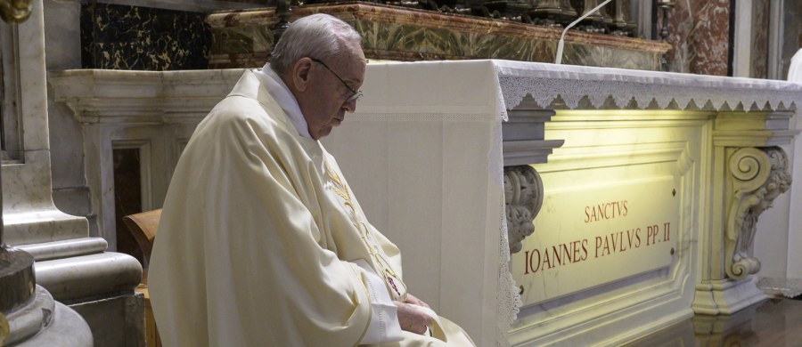 "Problemy osobiste i rodzinne nie są przeszkodą na drodze świętości i szczęścia. Nie były nią również dla młodego Karola Wojtyły, który jako chłopiec musiał zmierzyć się z utratą matki, brata i ojca. Jako student doświadczył okrucieństwa nazizmu, który odebrał mu wielu przyjaciół. Po wojnie, jako ksiądz i biskup, musiał stawić czoła ateistycznemu komunizmowi" - napisał papież Franciszek w liście do młodzieży krakowskiej z okazji setnej rocznicy urodzin Jana Pawła II. "Trudności, nawet największe, są próbą dojrzałości i wiary. Z próby tej wychodzi się zwycięsko tylko wtedy, gdy czerpie się z mocy Chrystusa, który dla nas umarł i zmartwychwstał" - podkreślił. 