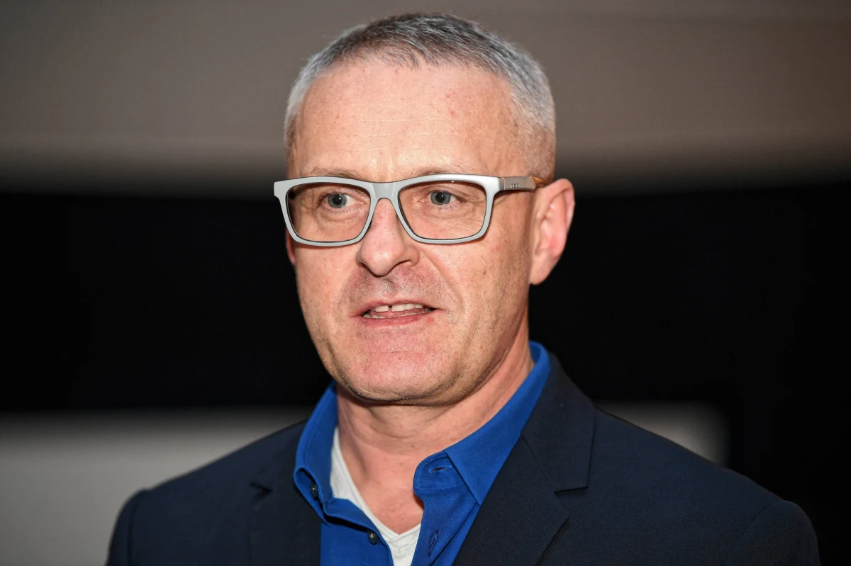 "Pomoc państwa dla artystów jest groteskowa" - ocenił w rozmowie z Onetem aktor Jacek Poniedziałek. "Najbliższa przyszłość teatrów jest niejasna. Czy będziemy mogli grać tak często, czy widzowie przyjdą do teatru, ile miejsc będą mogli zająć, ile będzie kosztował bilet? Teatry publiczne utrzymują się z dotacji i nie żyją wyłącznie z biletów, ale bez tych wpływów ich budżety się załamią" - tłumaczył. "Jesteśmy branżą, którą najszybciej się zamyka, a najpóźniej otwiera. Zawsze, czy to pandemia, czy żałoba, to my dostajemy najmocniej po tyłku" - podkreślił Poniedziałek. 