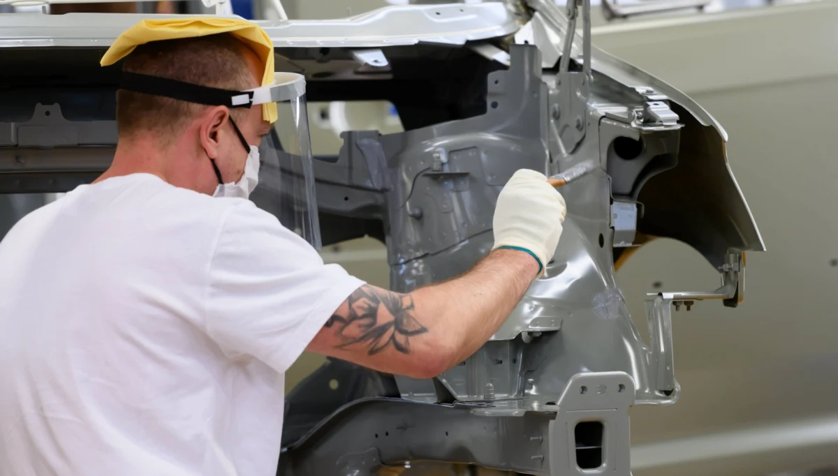 ​Covid-19 bije w produkcję pojazdów. W samym VW Poznań pracę straci 450 osób - pisze we wtorek "Rzeczpospolita".
