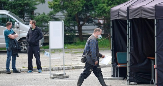 Nagły wzrost liczby zakażonych górników w kopalni Pniówek. Teraz to już prawie 830 przypadków. Jeszcze wczoraj władze spółki informowały, że w tym zakładzie zakażonych jest niespełna 550 pracowników. W sumie liczba górników z kopalń na Śląsku, u których potwierdzono obecność koronawirusa, wzrosła do blisko 2,7 tysiąca. Minister zdrowia Łukasz Szumowski zapewnia, że ognisko zakażeń w kopalniach udało się ograniczyć.