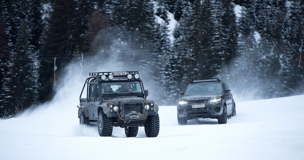 "Spectre Defender", bo tak nazywany jest Land Rover Defender 110 SVX pickup z 2015 roku, to jeden z 10 samochodów tego typu, które wykorzystano w filmie o przygodach Jamesa Bonda. Każdy z nich został odpowiednio zmodyfikowany przez specjalistyczną firmę Bowler Motorsport.